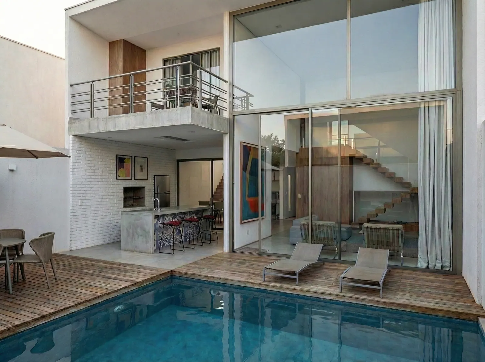 Projeto de casa contemporânea com pátio, piscina e integração dos ambientes